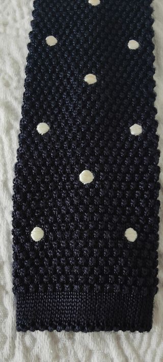 Corbata de hilo azul con puntos blancos