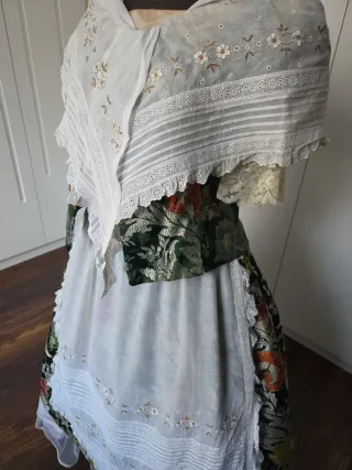 Manteletas falleras blancas bordadas