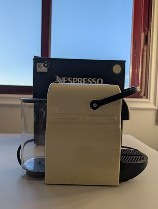 Cafetera Nespresso Inissia Beige