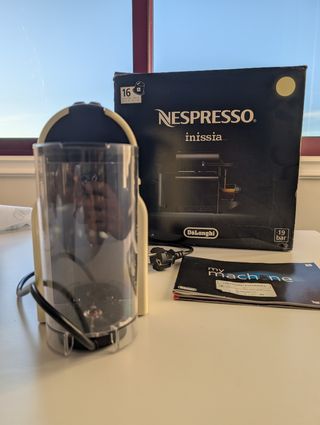 Cafetera Nespresso Inissia Beige