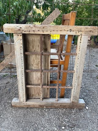 Ventana antigua exterior madera y rejas