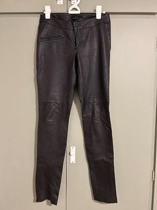 Pantalón piel oveja negro marca VERO MODA. 