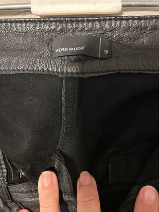 Pantalón piel oveja negro marca VERO MODA. 