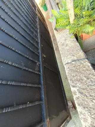 Portón de entrada de hierro , tiene puerta acceso

