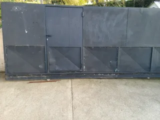 Portón de entrada de hierro , tiene puerta acceso
