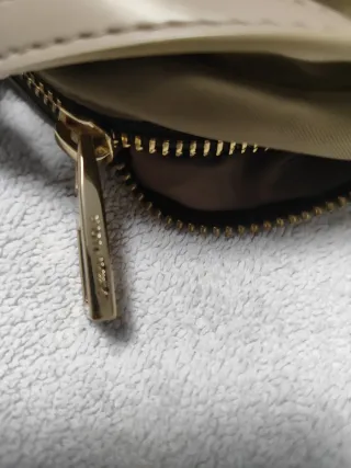 Dos bolsos Bimba y Lola azul y beige