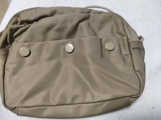 Dos bolsos Bimba y Lola azul y beige