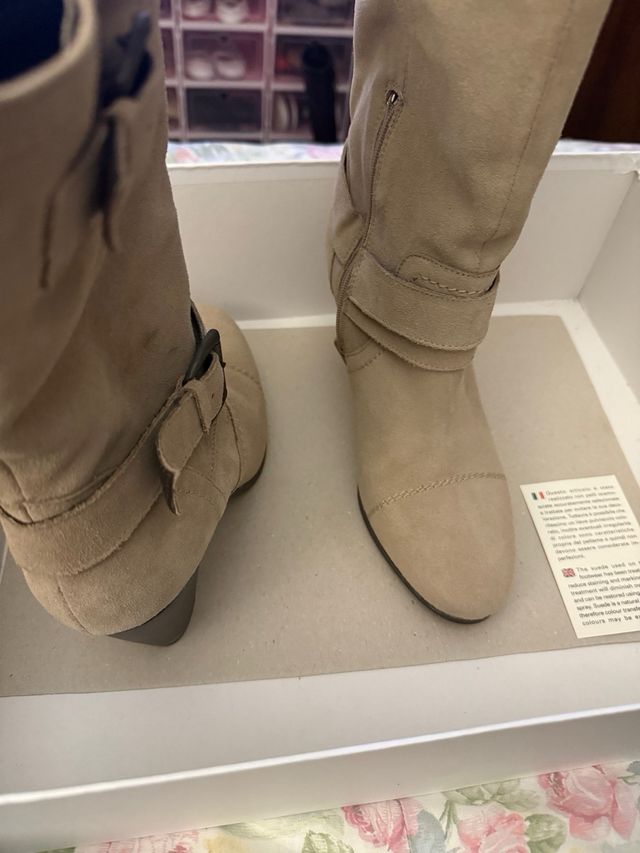 Stivali in camoscio color tortora con tacco