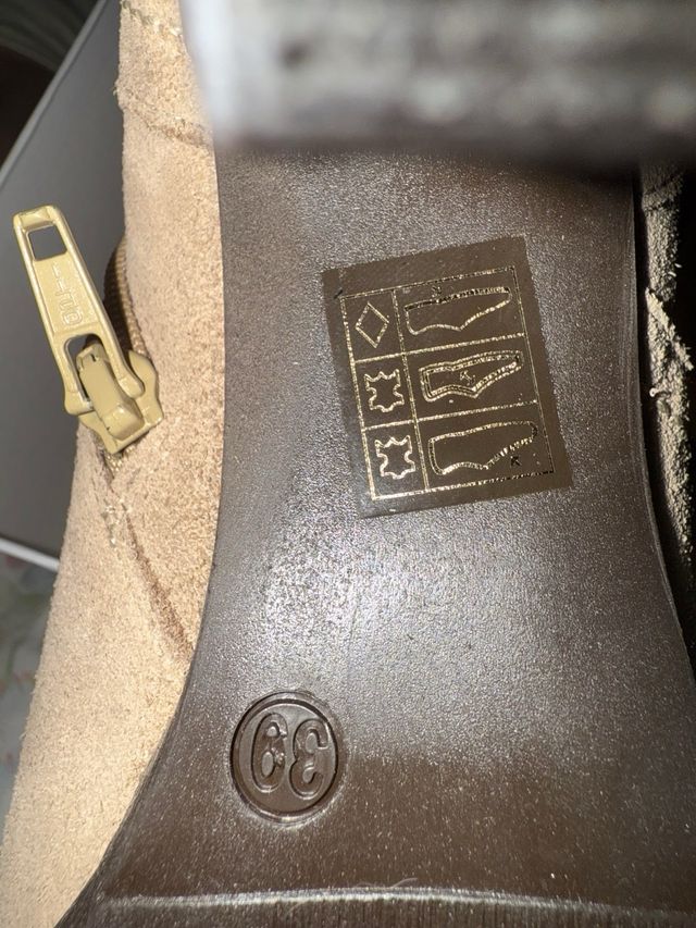 Stivali in camoscio color tortora con tacco