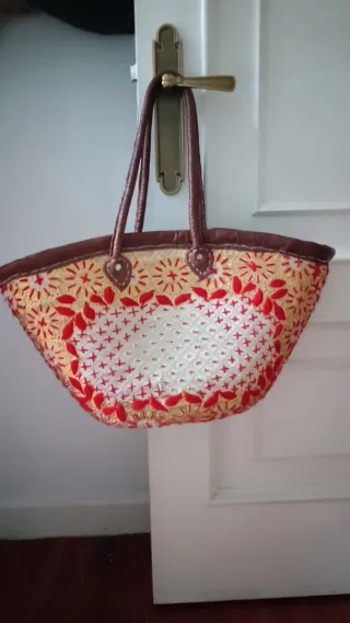 Capazo de mimbre y cuero con bordado