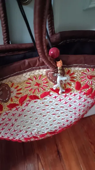 Capazo de mimbre y cuero con bordado