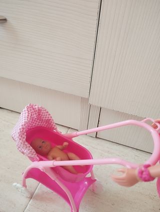 Muñeca con bebé, carrito y accesorios