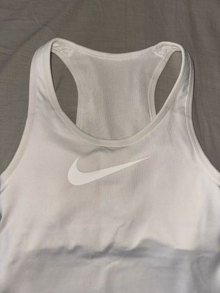 Camiseta deportiva Nike con top integrado T. XS