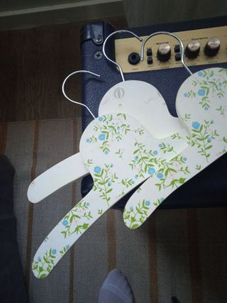 3 Perchas madera, decoradas con flores y globos