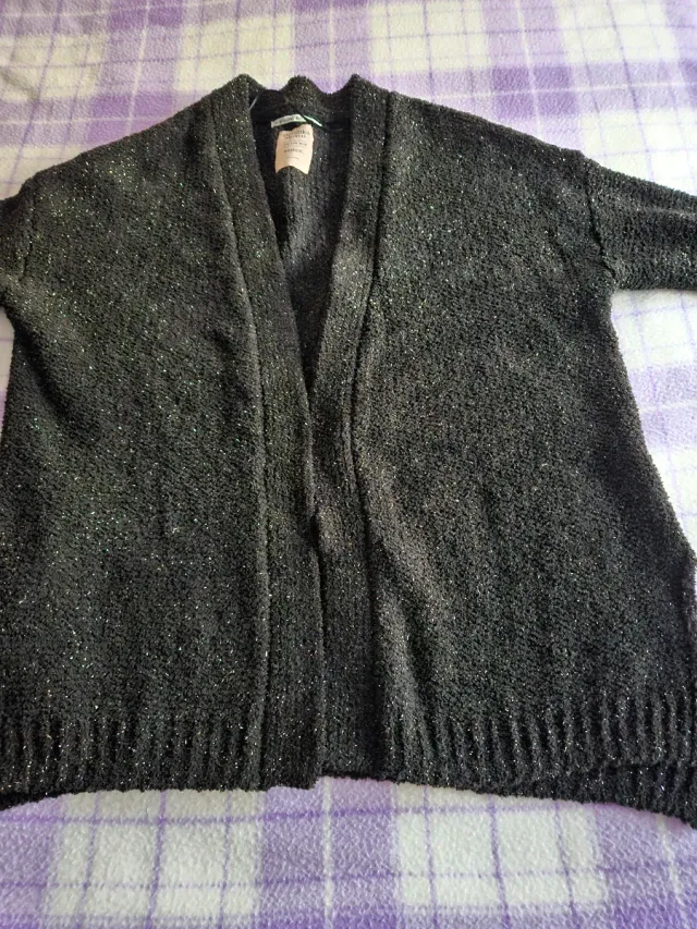 Chaqueta abierta negra y plateada