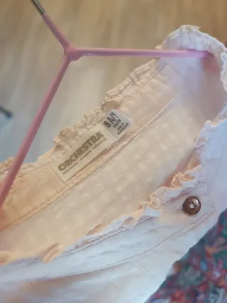 Camisa Orchestra rosa con volantes y mariposa