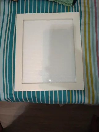 Marco con profundidad blanco con puerta con crista