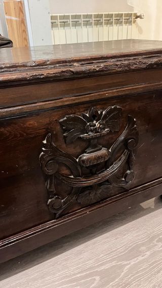 Arcón de madera antiguo tallado