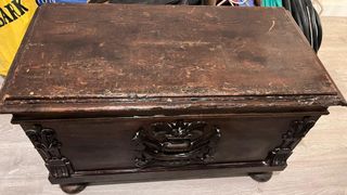 Arcón de madera antiguo tallado