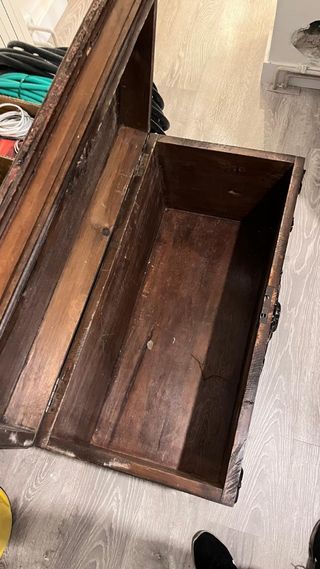 Arcón de madera antiguo tallado