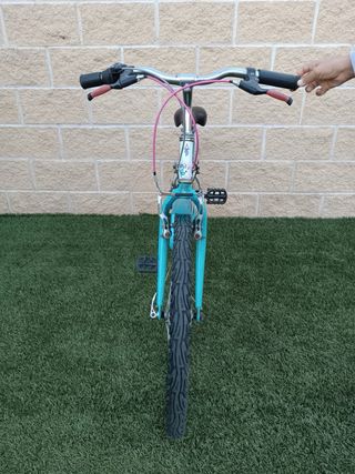 Bicicleta niña Btwin blanca y turquesa