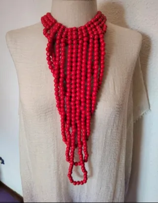 Collar cascada madera rojo