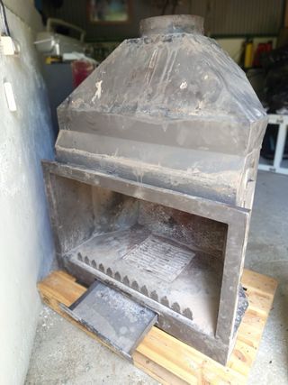 Chimenea metálica negra y gris