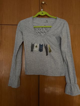 Camiseta gris manga larga con estampado