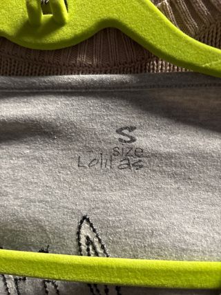 Camiseta gris manga larga con estampado
