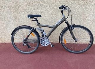Bicicleta de montaña gris