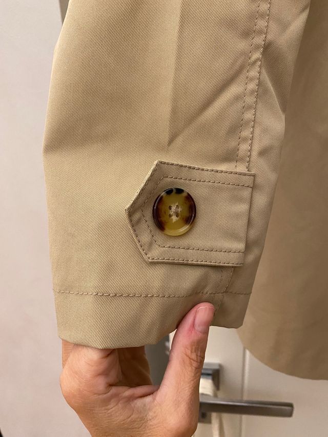 Trench beige con cappuccio