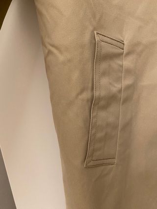 Trench beige con cappuccio