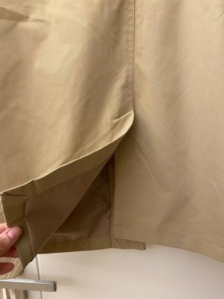 Trench beige con cappuccio