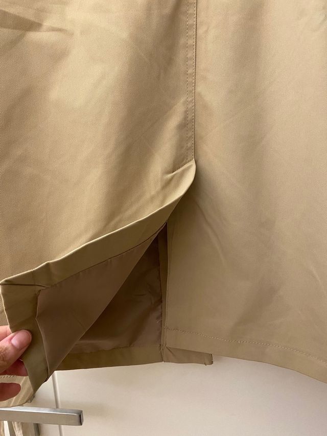 Trench beige con cappuccio