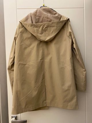 Trench beige con cappuccio