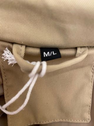 Trench beige con cappuccio