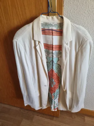 Chaqueta blanca con forro estampado