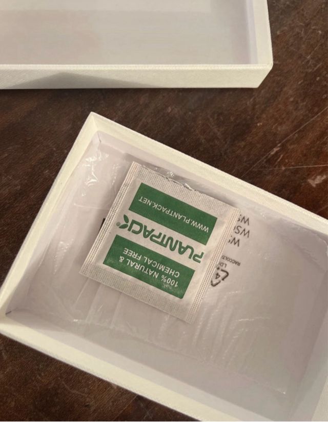 Portachiavi Guess nero e rosso