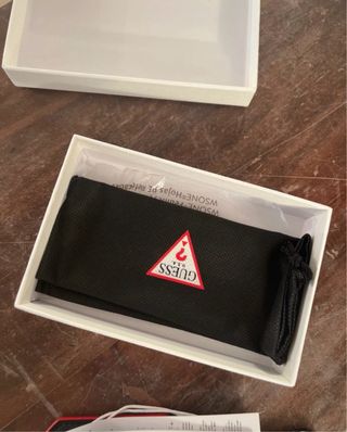 Portachiavi Guess nero e rosso