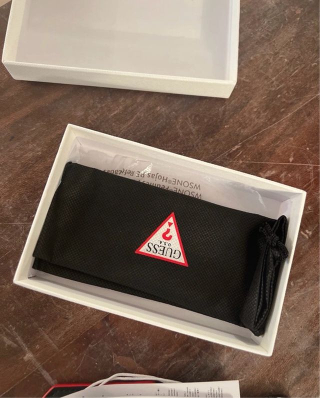 Portachiavi Guess nero e rosso