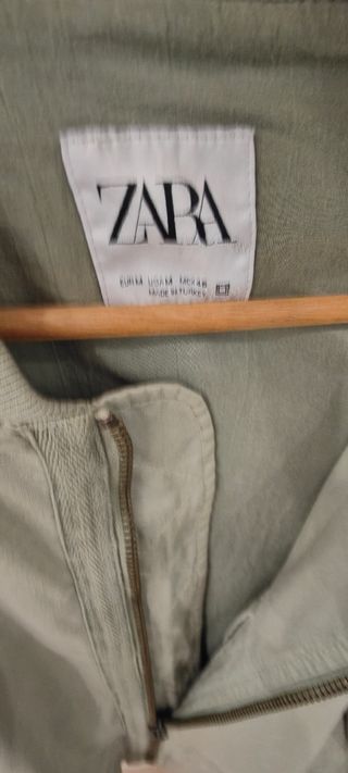 Chaqueta Zara entretiempo verde oliva
