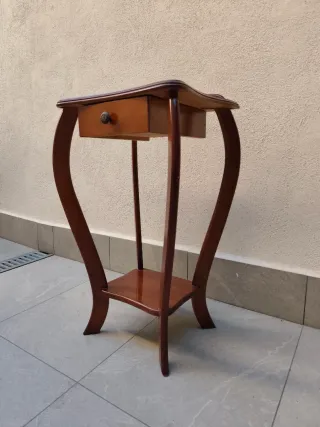 Mesa auxiliar de madera con cajón