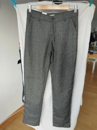 Pantalones grises y negros. Con etiquetas. 