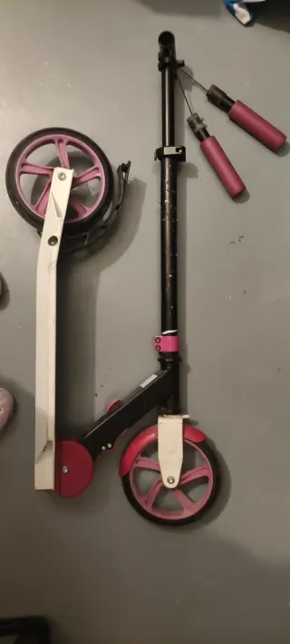 Patinete negro y rosa 1m altura. Usado.Plegable.