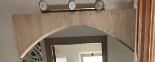 Recibidor de cristal y piedra