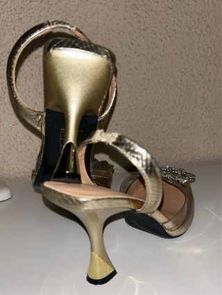 Zapatos de tacón oro/plata con pedrería