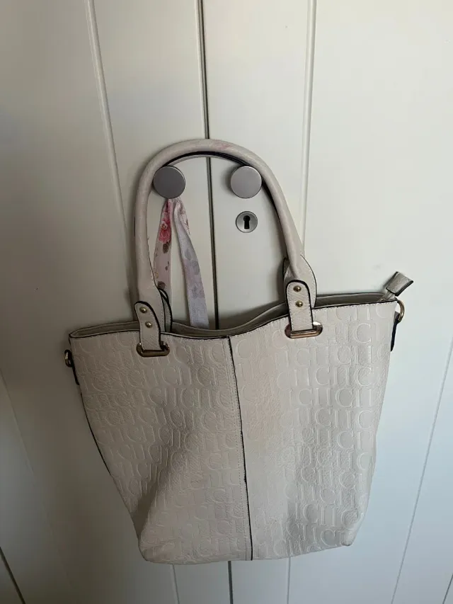 Bolso tote beige con logo CH