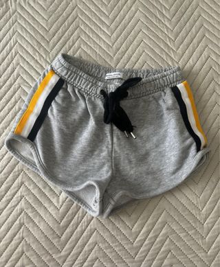 Pantalón corto chándal Bershka gris