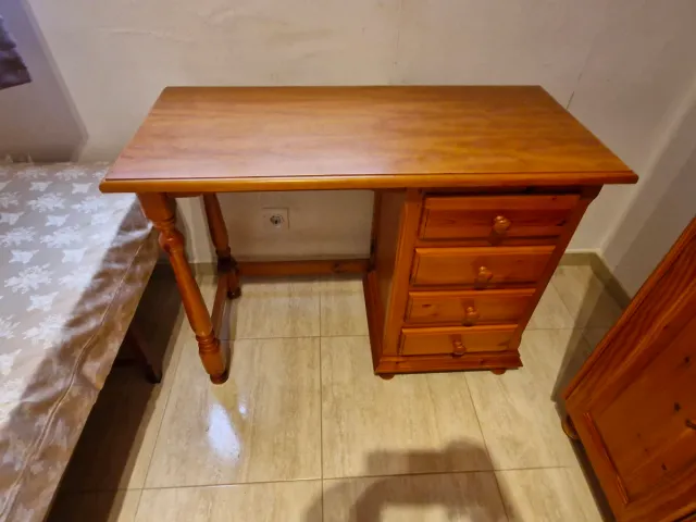 Escritorio de pino con cajones