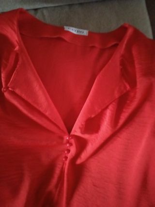 Blusa roja con botones
